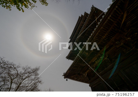 岡山県 吉備路 備中国分寺 月暈(げつうん)と五重塔 75196257