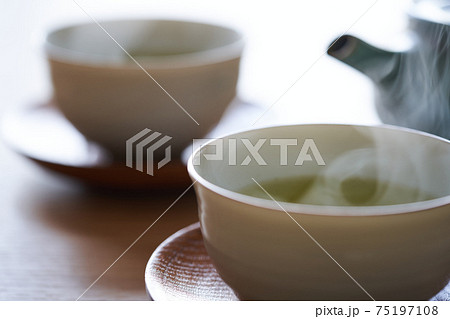 湯呑みに注がれた緑茶 75197108