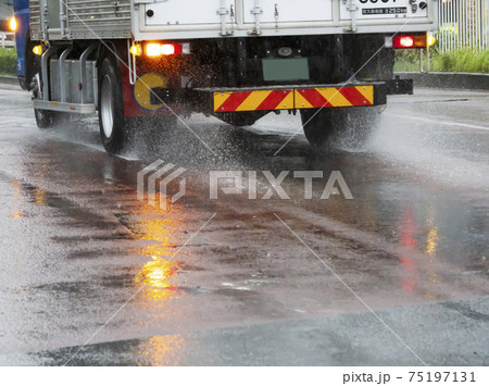 豪雨 75197131