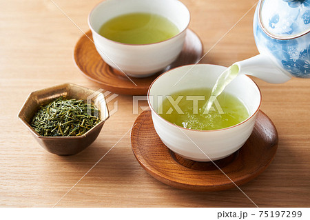 急須で緑茶を注ぐ 75197299