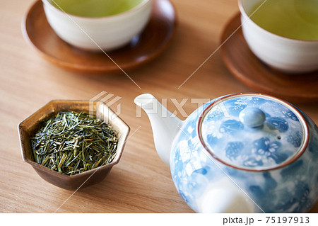 小鉢に盛られた茶葉 緑茶イメージ 小鉢に盛られた茶葉 緑茶イメージ 75197913