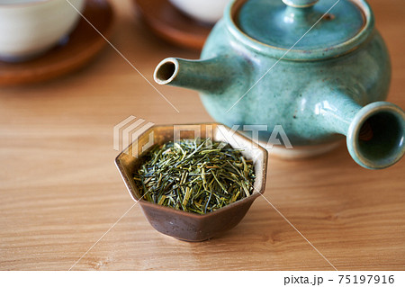 小鉢に盛られた茶葉 緑茶イメージ 小鉢に盛られた茶葉 緑茶イメージ 75197916