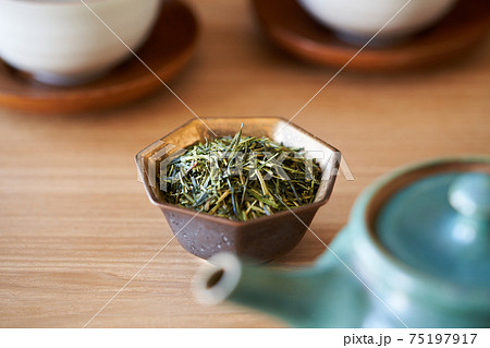 小鉢に盛られた茶葉 緑茶イメージ 小鉢に盛られた茶葉 緑茶イメージ 75197917