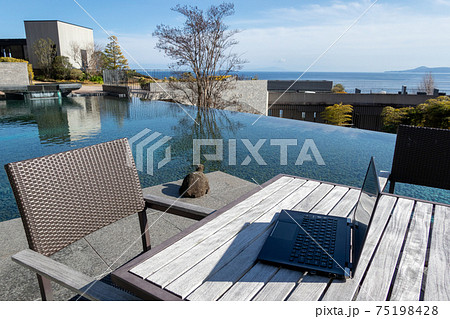 海の見えるテラスでのリモートワーク　イメージ 75198428