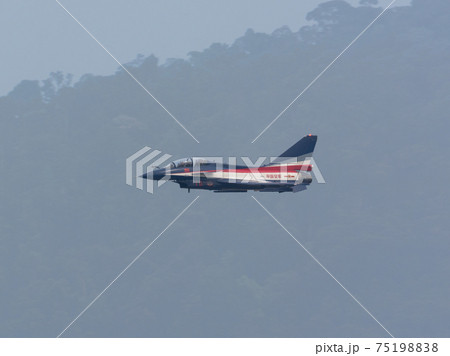 中国空軍J-10八一飛行表演隊低空進入 75198838