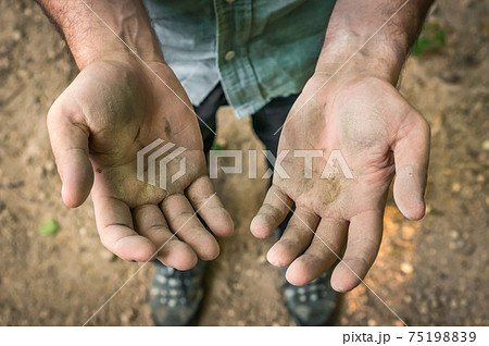 Dirty hands of a worker man 75198839