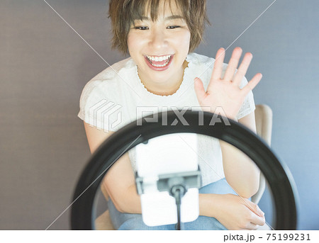 スマホでライブ配信をする女性 75199231
