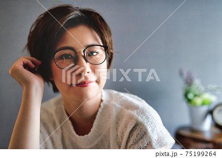 眼鏡の女性 眼鏡の女性 75199264