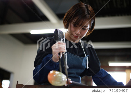 ガラス容器を作る女性　吹きガラス 75199407