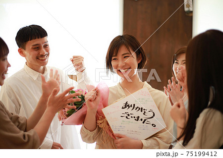 職場の異動でプレゼントを受け取る女性 職場の異動でプレゼントを受け取る女性 75199412