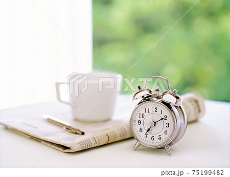 目覚まし時計と新聞とコーヒー 目覚まし時計と新聞とコーヒー 75199482