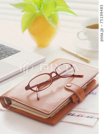 手帳とメガネとパソコン 手帳とメガネとパソコン 75199485