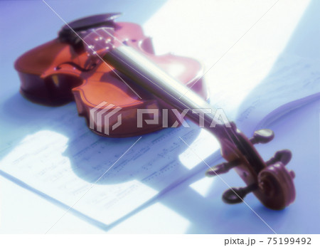バイオリンと楽譜 バイオリンと楽譜 75199492