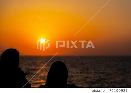 太平洋　東京湾　島　自然　離島　伊豆諸島　風景　リゾート　観光　旅行　船上　東海汽船　男女　太陽 75199921