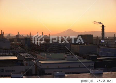 川崎マリエンから見た富士山と工場の夕景 川崎マリエンから見た富士山と工場の夕景 75201021