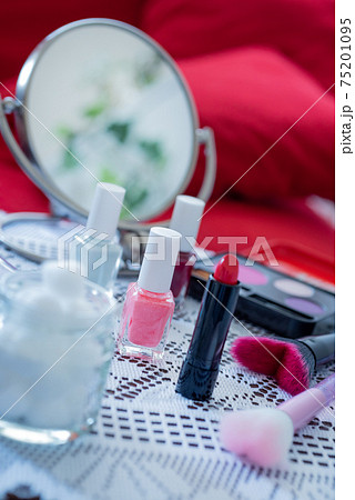 赤いソファとコスメのイメージ 赤いソファとコスメのイメージ 75201095