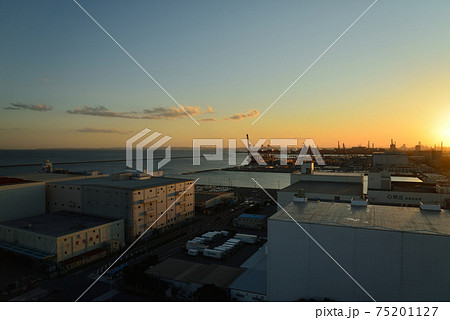 川崎マリエンから見た工業地帯の夕景 川崎マリエンから見た工業地帯の夕景 75201127