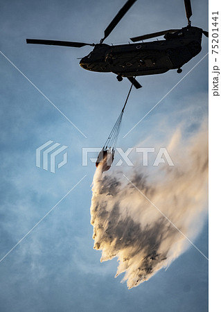 CH-47　チヌーク　ヘリコプター　陸自　自衛隊　災害派遣　消火　バケツ　山火事　散水　放水 75201441