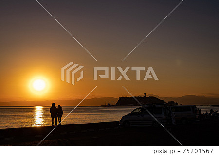 黄昏の夕日を眺めるカップル 黄昏の夕日を眺めるカップル 75201567