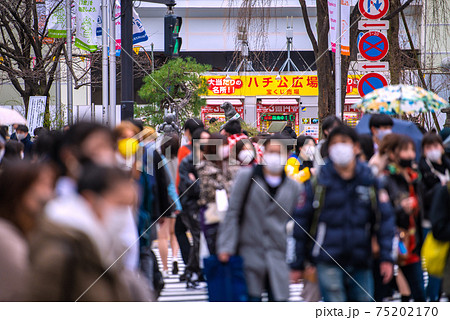 日本の東京都市景観 緊急事態宣言下。脅威の人出。看板や「3密」…の垂れ幕が空しくたなびく…=3月5日 日本の東京都市景観 緊急事態宣言下。脅威の人出。看板や「3密」…の垂れ幕が空しくたなびく…=3月5日 75202170