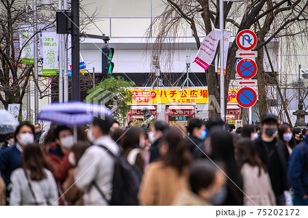 日本の東京都市景観　緊急事態宣言下。脅威の人出。看板や「3密」…の垂れ幕が空しくたなびく…＝3月5日 75202172