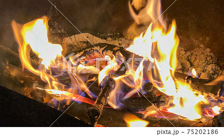 冬の夜空に焚火 75202186