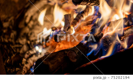 冬の夜空に焚火 75202194