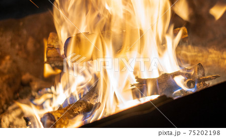 冬の夜空に焚火 冬の夜空に焚火 75202198
