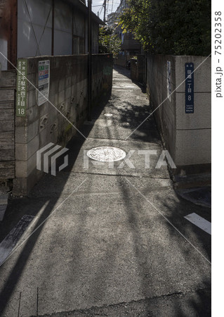 電線の影が伸びる区界の細い道 75202358