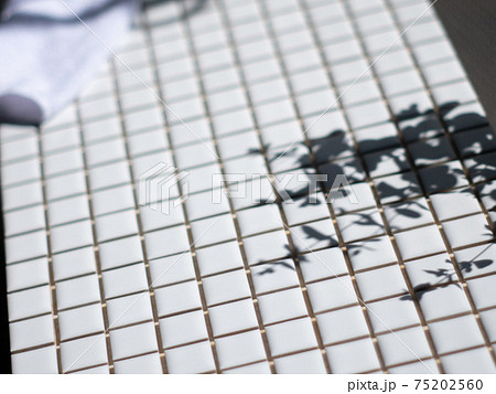 目地材を入れる前の白いモザイクタイル。DIY・タイル張り。 75202560