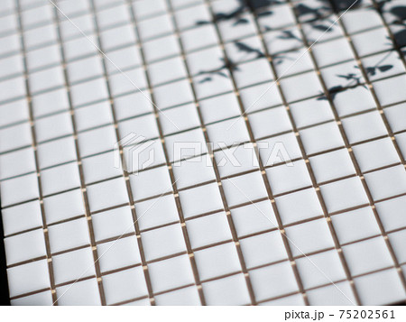 目地材を入れる前の白いモザイクタイル。DIY・タイル張り。 75202561