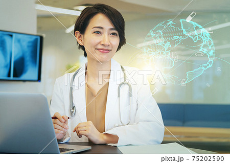 医者・女医の診察 病院 メディカル　デジタル　テクノロジー　イメージ 75202590