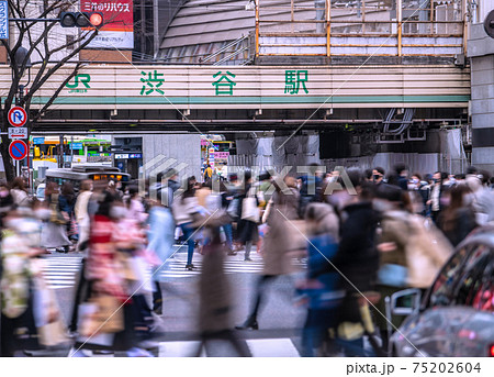 日本の東京都市景観　緊急事態宣言下。脅威の人出。もはや平時と変わらない。変異株の脅威…＝3月5日 75202604