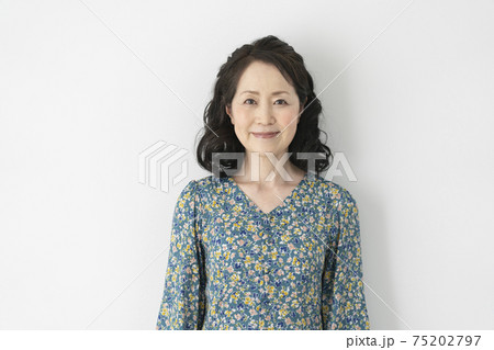 笑顔の60代女性 ポートレートの写真素材 [75202797] - PIXTA
