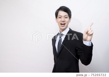 面白い顔をするサラリーマン,びっくりした顔の男性会社員 面白い顔をするサラリーマン,びっくりした顔の男性会社員 75203722