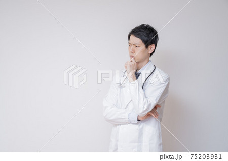 安心感のある若いかっこいいドクター 細くスタイルのいい医者 の写真素材