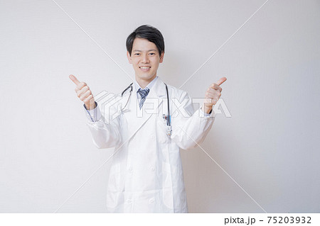 安心感のある若いかっこいいドクター 細くスタイルのいい医者 の写真素材