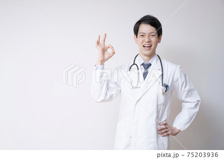 安心感のある若いかっこいいドクター 細くスタイルのいい医者 の写真素材