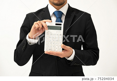 ビジネスイメージ　計算機を持つ男性 75204034