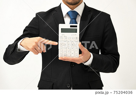 ビジネスイメージ　計算機を持つ男性 75204036