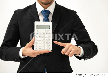 ビジネスイメージ　計算機を持つ男性 75204037