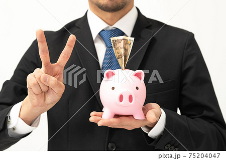 ビジネスイメージ　貯金をする男性 75204047