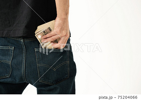 ポケットにお金を入れる男性　後ろ姿 75204066