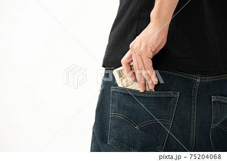 ポケットにお金を入れる男性　後ろ姿 75204068