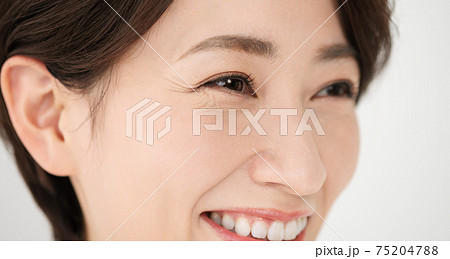 女性　目元イメージ  75204788