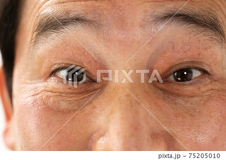 目元イメージ 中年男性の写真素材 目元イメージ 中年男性の写真素材