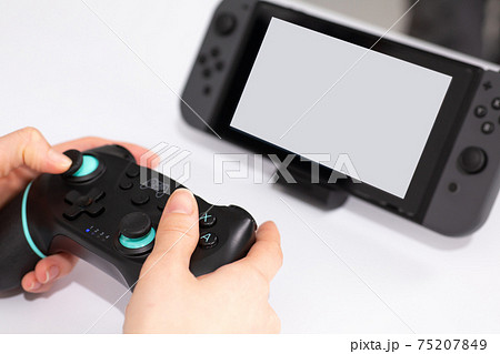 ゲームをする手元 ステイホーム ゲームをする手元 ステイホーム 75207849