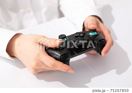 ゲームをする手元 ステイホーム ゲームをする手元 ステイホーム 75207850