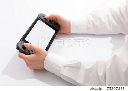 ゲームをする手元 ステイホーム ゲームをする手元 ステイホーム 75207853