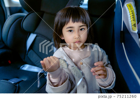 悲しそうな表情の子供　女の子 75211260